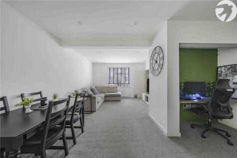 Lounge/Dining