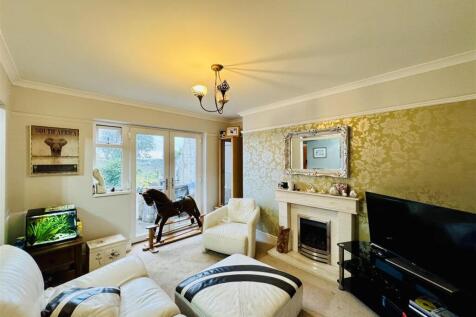 LIVING ROOM/DINING AREA