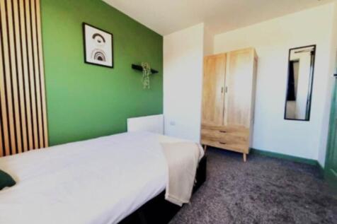 Croftside Close (Room 2), Leeds, Seacroft photo 3