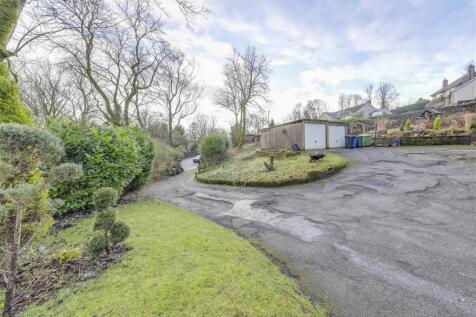 Driveway / Garages