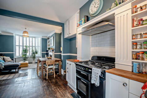 8701645-interior1...