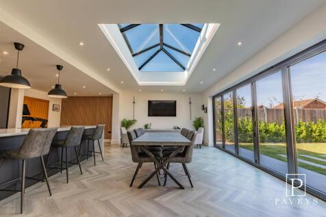 KITCHEN/DINER &amp; FAMILY ROOM