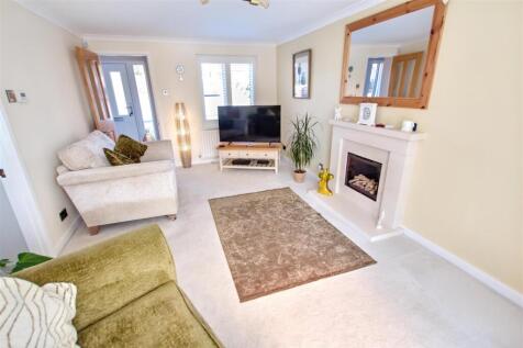 Living Room (2).jpg