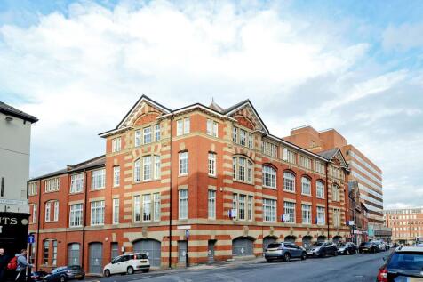 Attractive red-brick period building on a wide ...