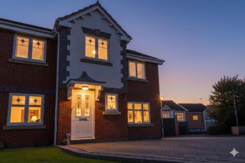Front of house with Driveway for 3 cars