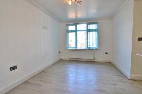 22 Avon Road West, Christchurch, Dorset. BH23 2DG photo 3