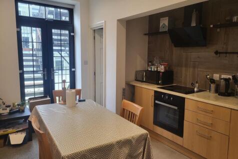 Well-equipped kitchen/dining area with modern f...