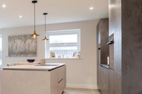 STUNNING DINING KITCHEN AND SITTING ROOM