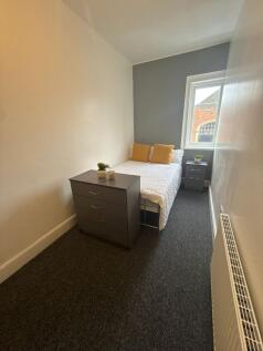 Bright, neatly presented single bedroom with a ...