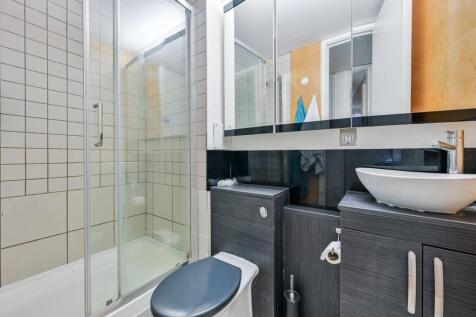 2 bed, 2 bath Flat in london - Photo 9