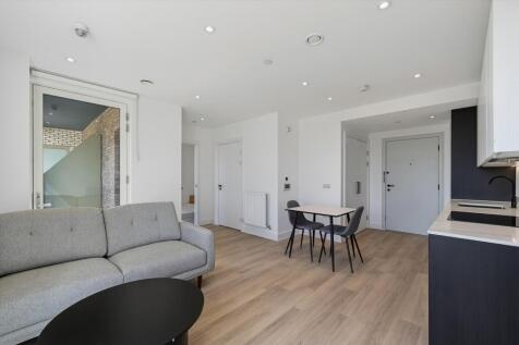3 Everdene Path, Acton, London W3 photo 4