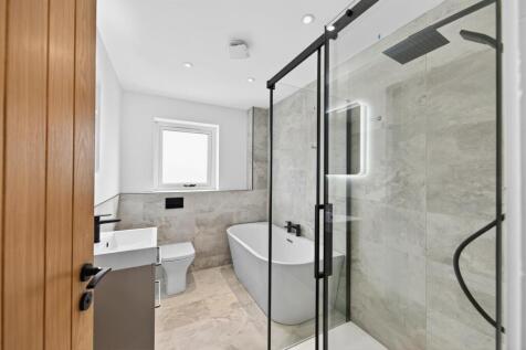 17. Family Bathroom.jpg