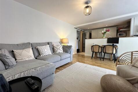 Flat 2 Woodside Court, Broadgate Lane, Horsforth, Leeds, West Yorkshire photo 4