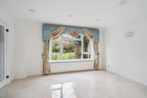 Bishops Avenue, Northwood photo 3
