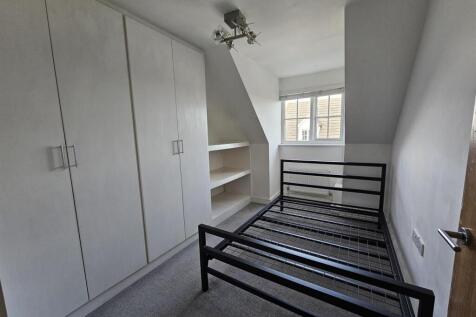 2-bed flat on Sunnymeade, Chigwell, Essex, £1,850/mo