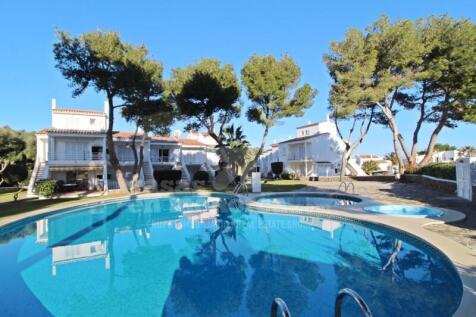 Licensed flat with pool in Addaia