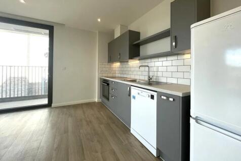 Woking, Surrey, GU21 photo 3