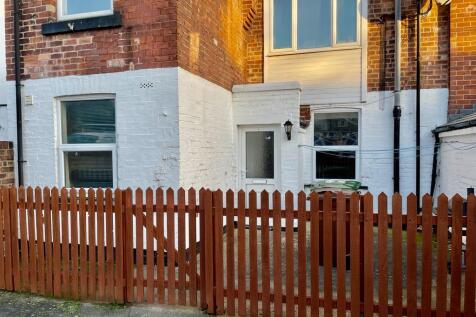 2 Bedroom Basement Flat near Pinderfields Hospita