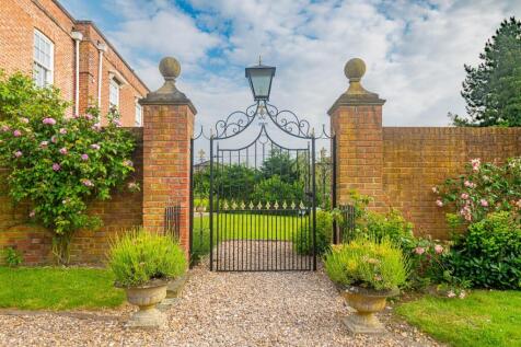 Gated side entrance 11.jpg