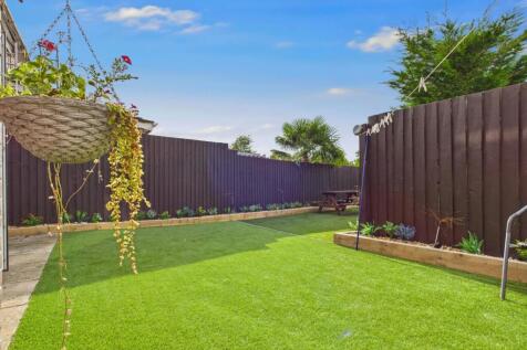 CAM03729G0-PR0138-STILL024