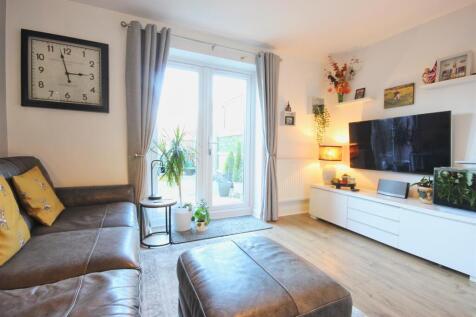 OPEN PLAN LOUNGE AND KITCHEN
