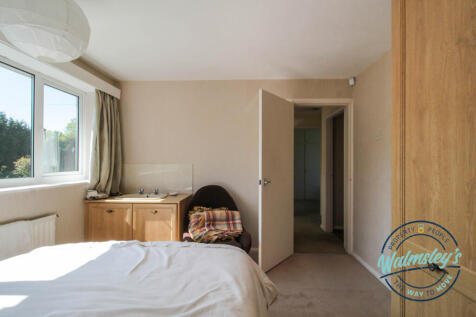 Rear double bedroom with vanity unit