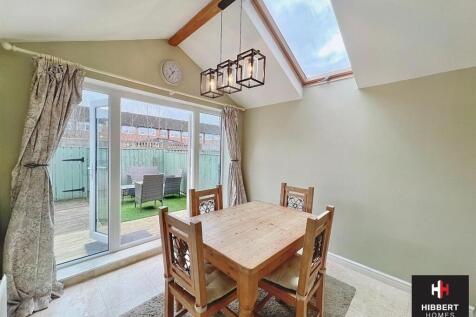 Field Road, Sale, M33 photo 4