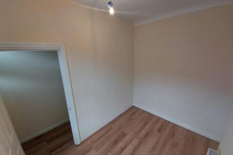 St Saviours Crescent, Luton photo 3