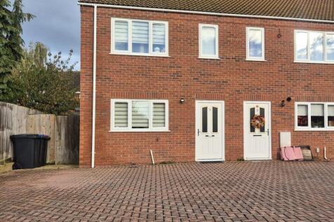 2-bed house on Spalding, £833/mo