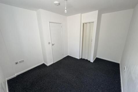Bedroom (2/2)