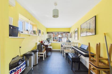 Dining room: