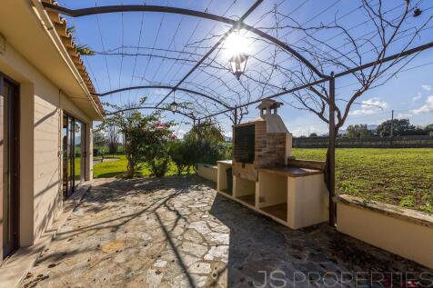 BEAUTIFUL VILLA WITH SWIMMING POOL AND COVERED BBQ AREA 