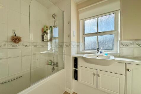 Family bathroom (1).jpg