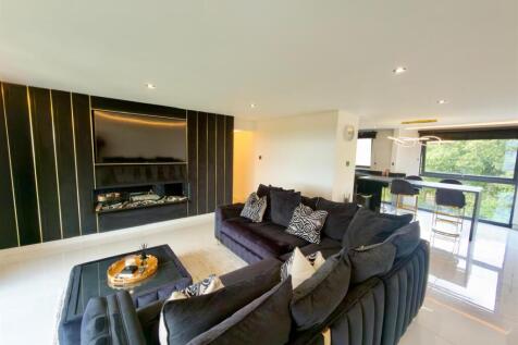 3-bed flat on Lakeview Court, Leeds, £2,000/mo