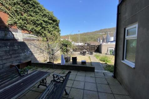 Sunny private garden with spacious patio seatin...
