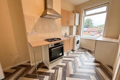 3-bed flat on Higher Bents Lane, Bredbury, Stockport,  SK6, £1,050/mo
