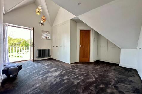 Dressing area to en-suite with balcony