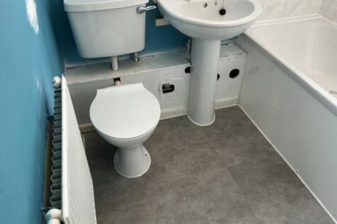 Bathroom Bath with overhead shower