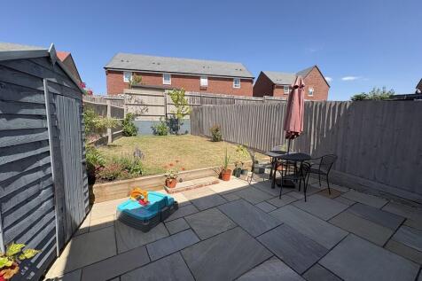 Rear gdn from sid...