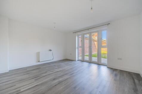 Hayes Drive, Three Mile Cross, Wokingham photo 4