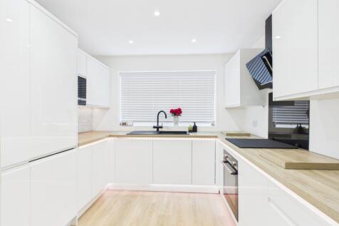 CAM03729G0-PR0159-STILL016