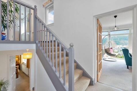 4 bed, 2 bath Detached in Leeds - Photo 12