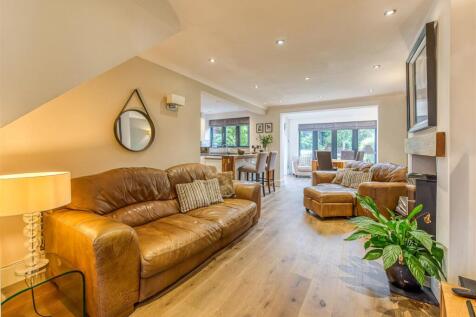 8 Banbery Drive-Kitchen Family Room (4).jpg