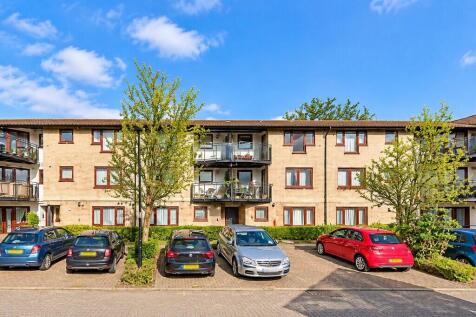 1-bed house on Shapland Way, Palmers Green, N13 4EZ, £1,550/mo