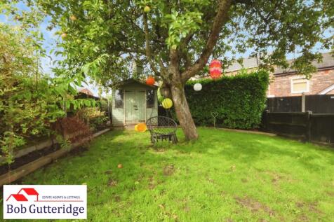 ENCLOSED REAR GARDEN