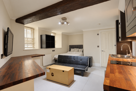 Studio with double bed, kitchen and living area