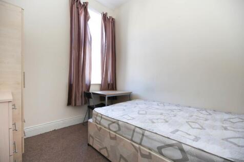 A bright and tidy double bedroom featuring a co...