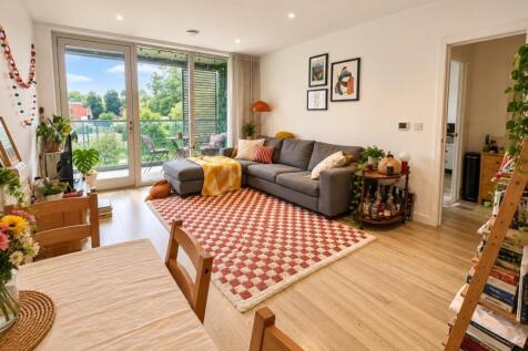 1-bed flat on Woods Road, Peckham, London, SE15, £2,100/mo