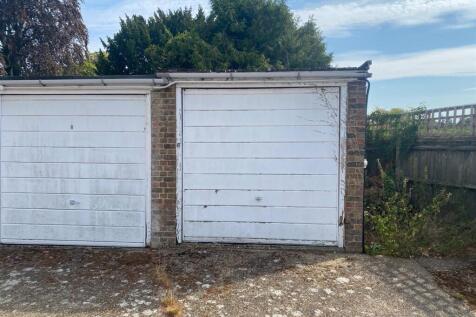 garage 6 The Paddocks 2.jpg