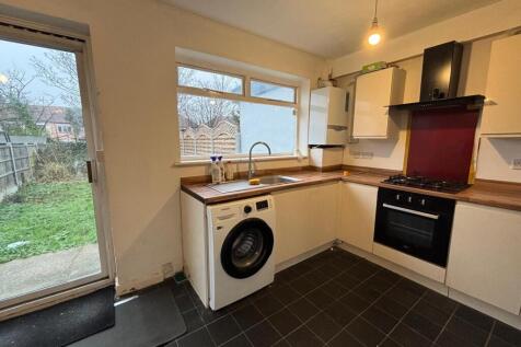 38 Ashurst Drive Ilford IG2 6SB photo 3